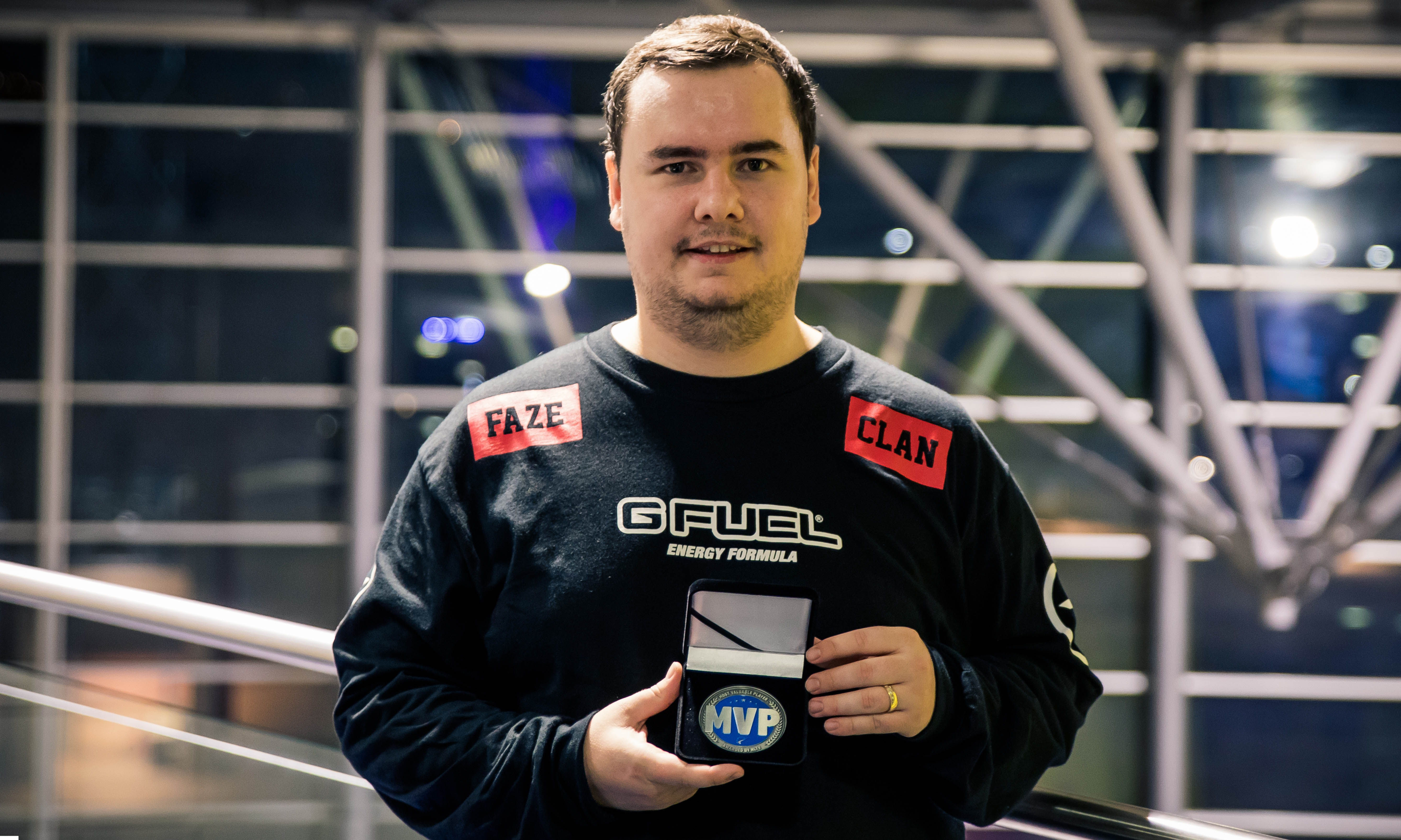 心态这么差？KC下路Caliste在队伍被团灭后2秒就直接退出游戏？？？？